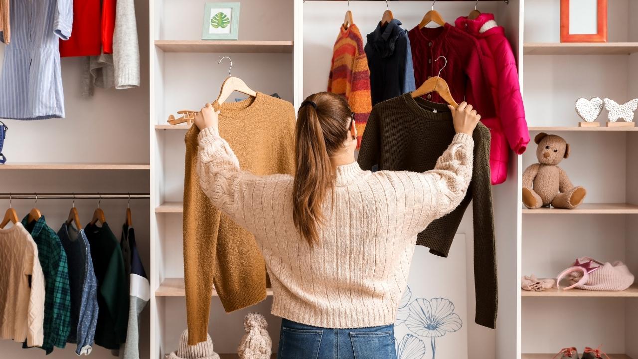 Bewahre deine Kleidung an einem trockenen, sauberen Ort auf.